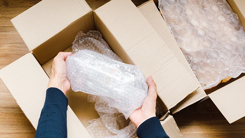Ejemplos de empaque seguro para cajas y artículos frágiles